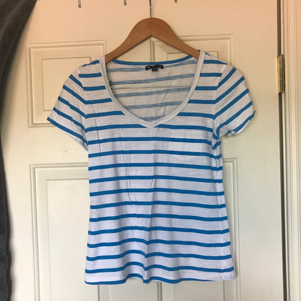 Gap v neck t shirt